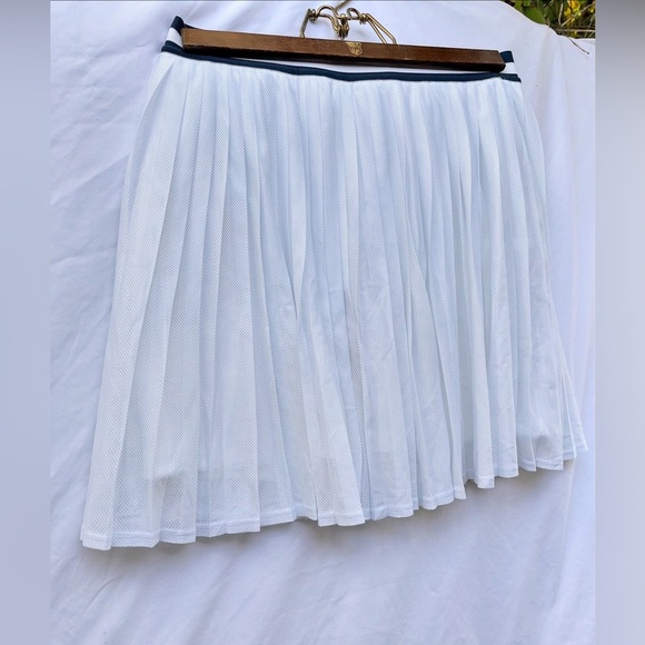 WILSON | LARGE LIMITLESS PLEATED WHITE MINI SKIRT - Picture 6 of 6
